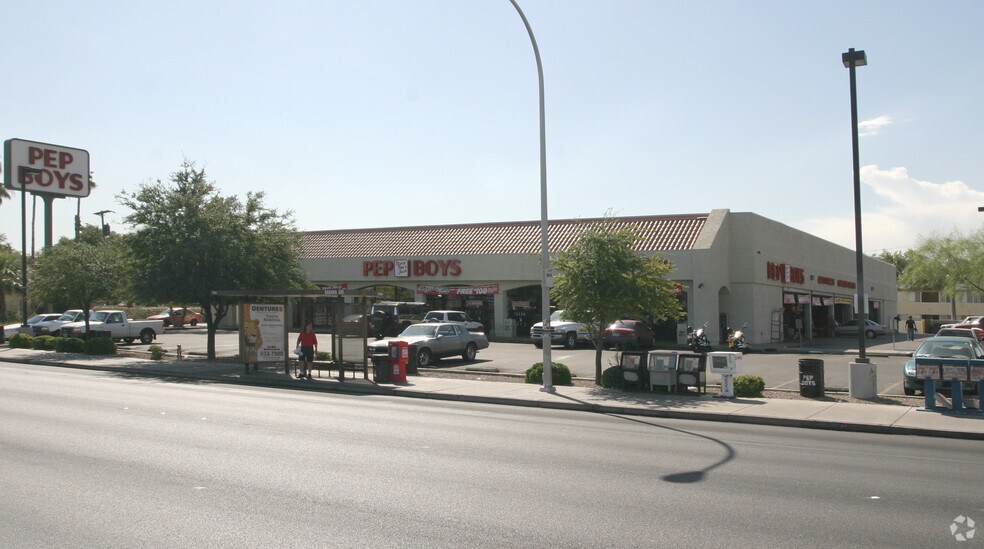 637 E Sahara Ave, Las Vegas, NV à louer - Photo de l’immeuble – Image 3 sur 3