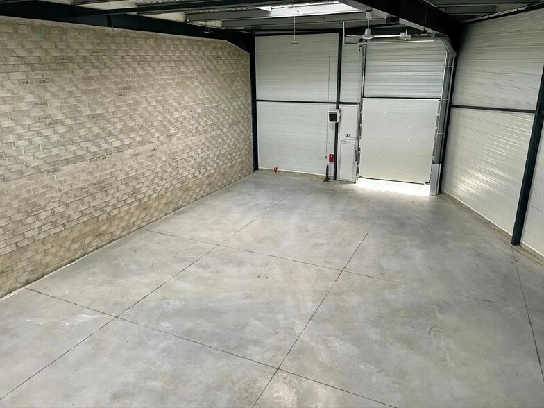 Local d'activités dans Marines à vendre - Photo de l’immeuble – Image 3 sur 9