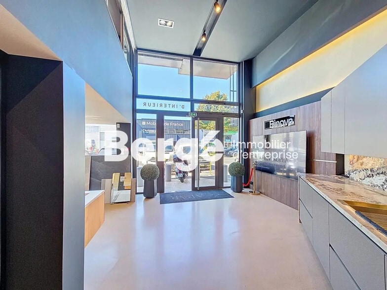 Local commercial dans Mandelieu-la-Napoule à louer - Photo de l’immeuble – Image 1 sur 11