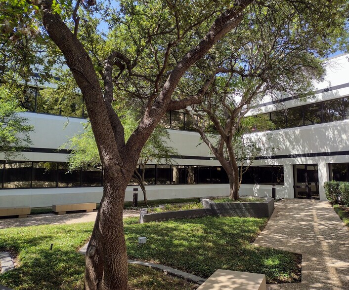 5005 W Royal Ln, Irving, TX à louer - Photo de l’immeuble – Image 3 sur 7