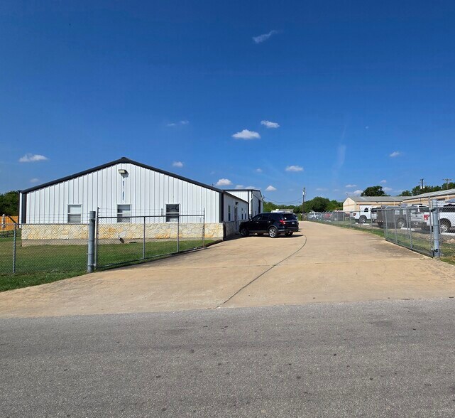 103 Tradesmen Dr, Hutto, TX à louer - Photo de l’immeuble – Image 3 sur 10