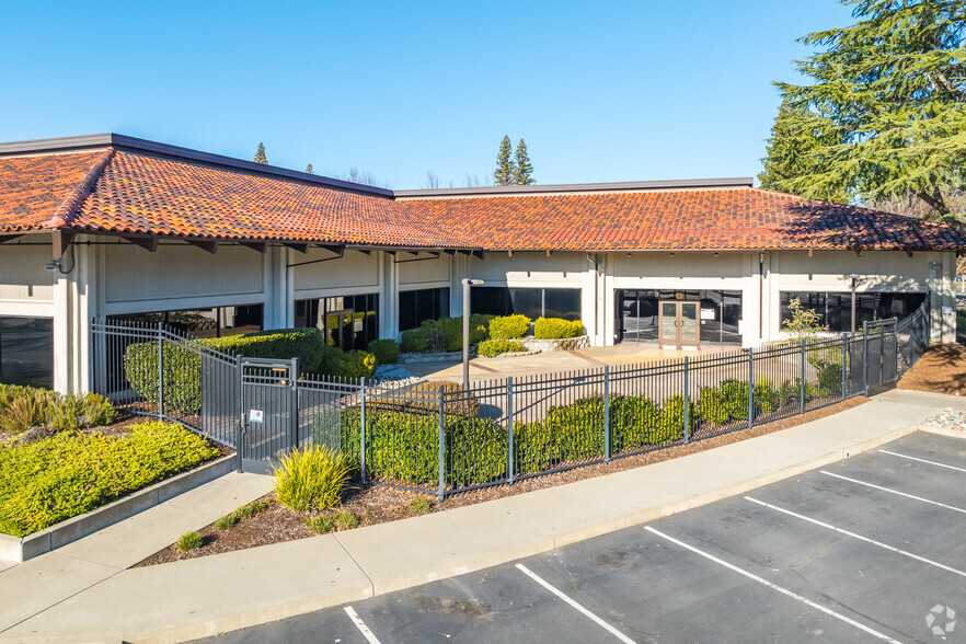 151 Blue Ravine Rd, Folsom, CA à vendre - Photo de l’immeuble – Image 2 sur 9