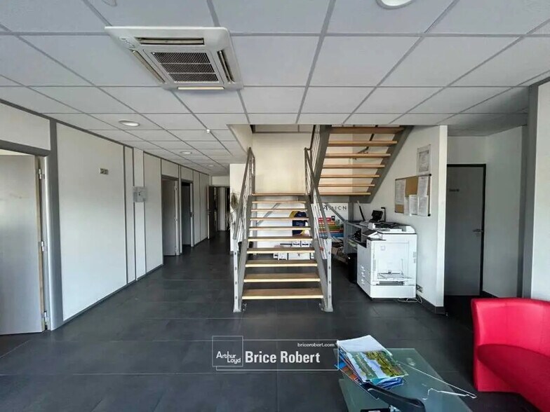 Local d'activités dans Janneyrias à vendre - Photo de l’immeuble – Image 2 sur 5