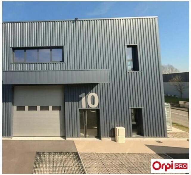 Local d’activités dans Bourgoin-Jallieu à louer - Photo de l’immeuble – Image 2 sur 6