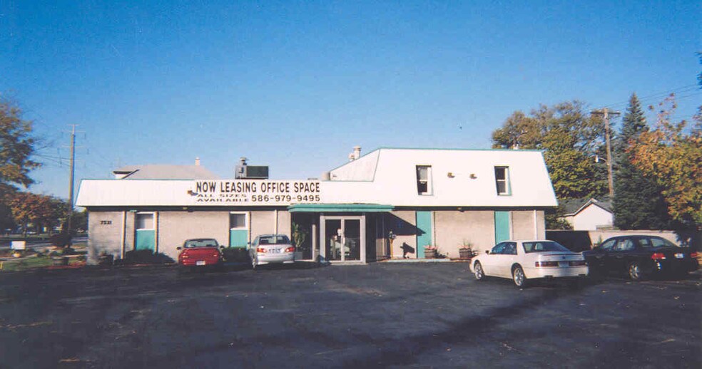 7531 E Eight Mile Rd, Warren, MI à vendre - Photo de l’immeuble – Image 2 sur 5