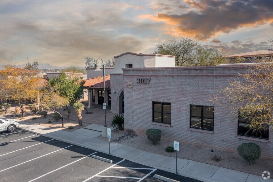 3017 W Ina Rd, Tucson, AZ à louer - Photo de l’immeuble – Image 2 sur 12