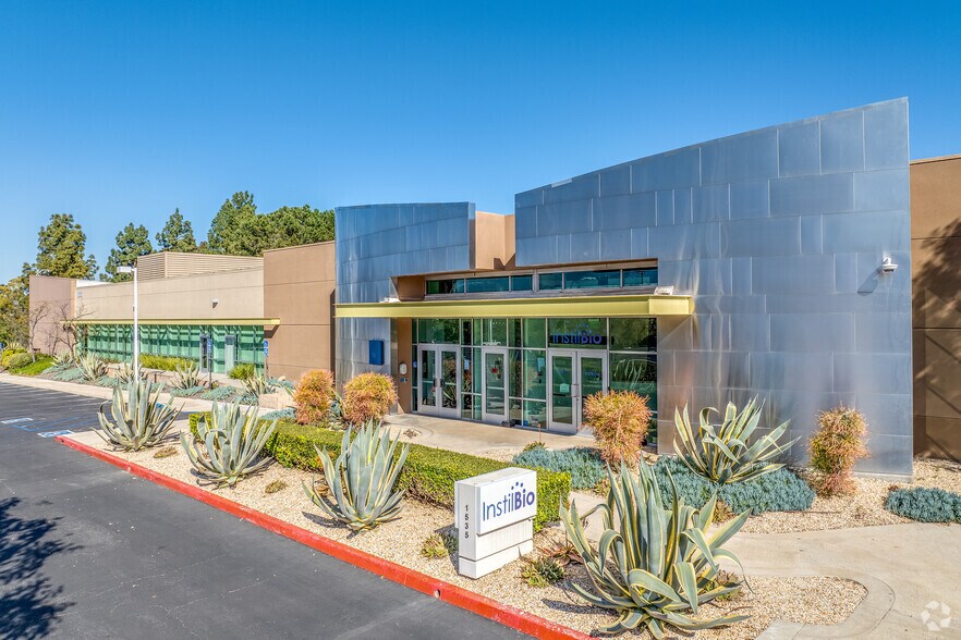 1525-1535 Rancho Conejo portefeuille de 2 biens à vendre sur LoopNet.fr - Photo de l’immeuble – Image 2 sur 2