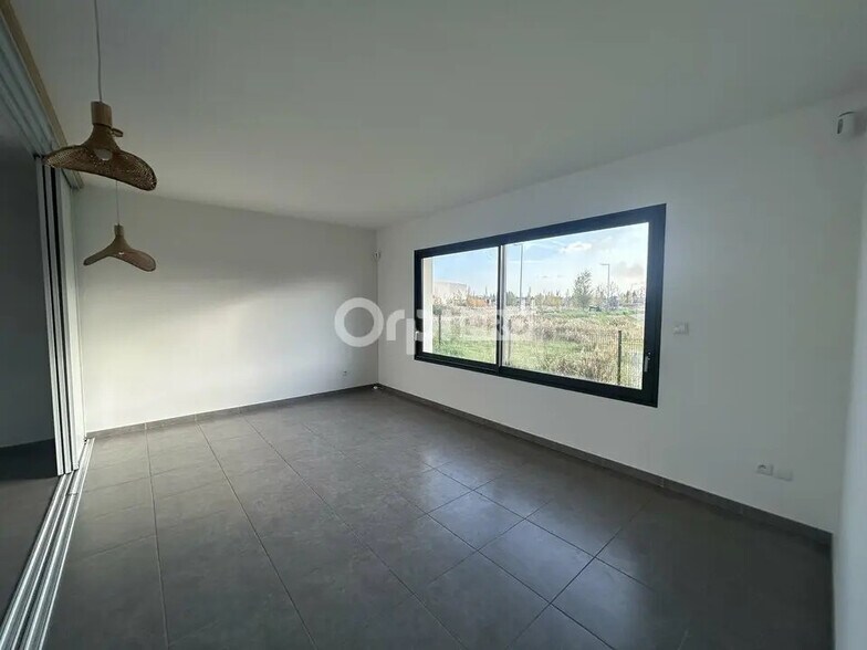 Bureau dans Graveson à louer - Photo intérieure – Image 2 sur 6