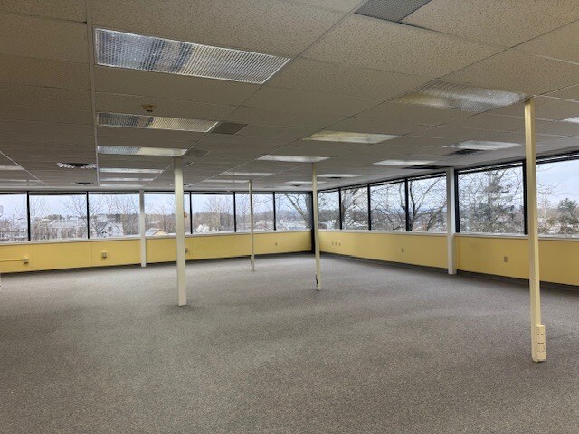 19 Theodore Roosevelt Hwy, Colchester, VT 05446 - Lot 30 -  - Photo intérieure - Image 1 of 4