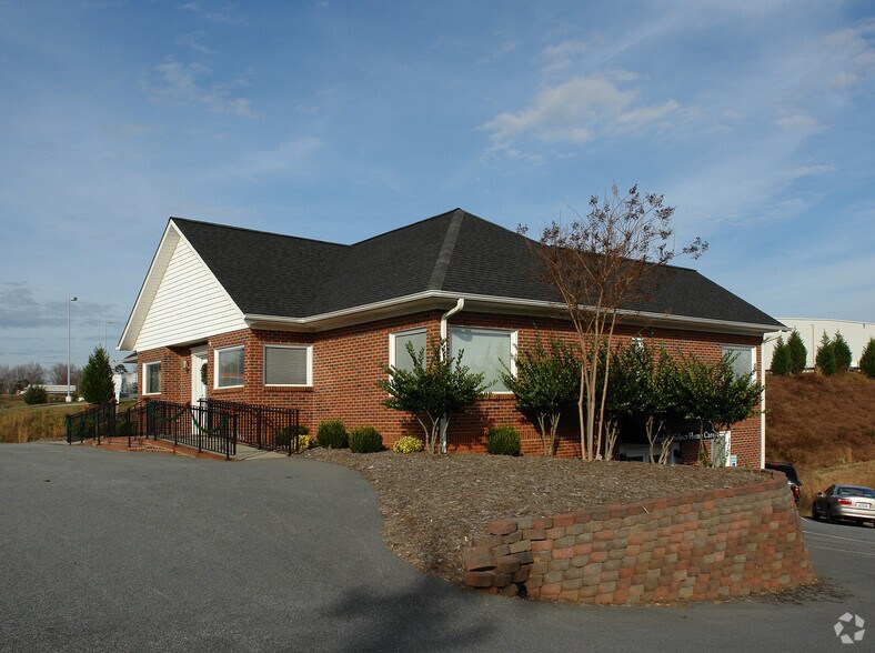 948 Johnson Ridge Rd, Elkin, NC à vendre - Photo de l’immeuble – Image 2 sur 3