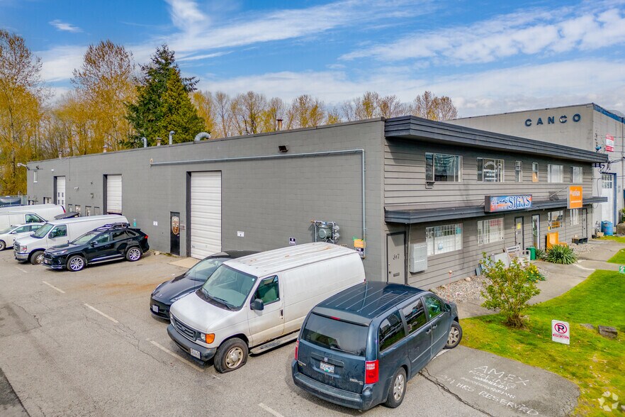 301-323 Lynn Av, North Vancouver, BC à louer - Photo principale – Image 1 sur 3