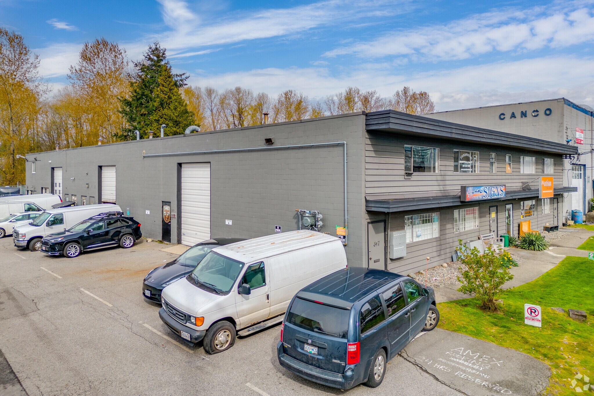 301-323 Lynn Av, North Vancouver, BC à louer Photo principale– Image 1 sur 4