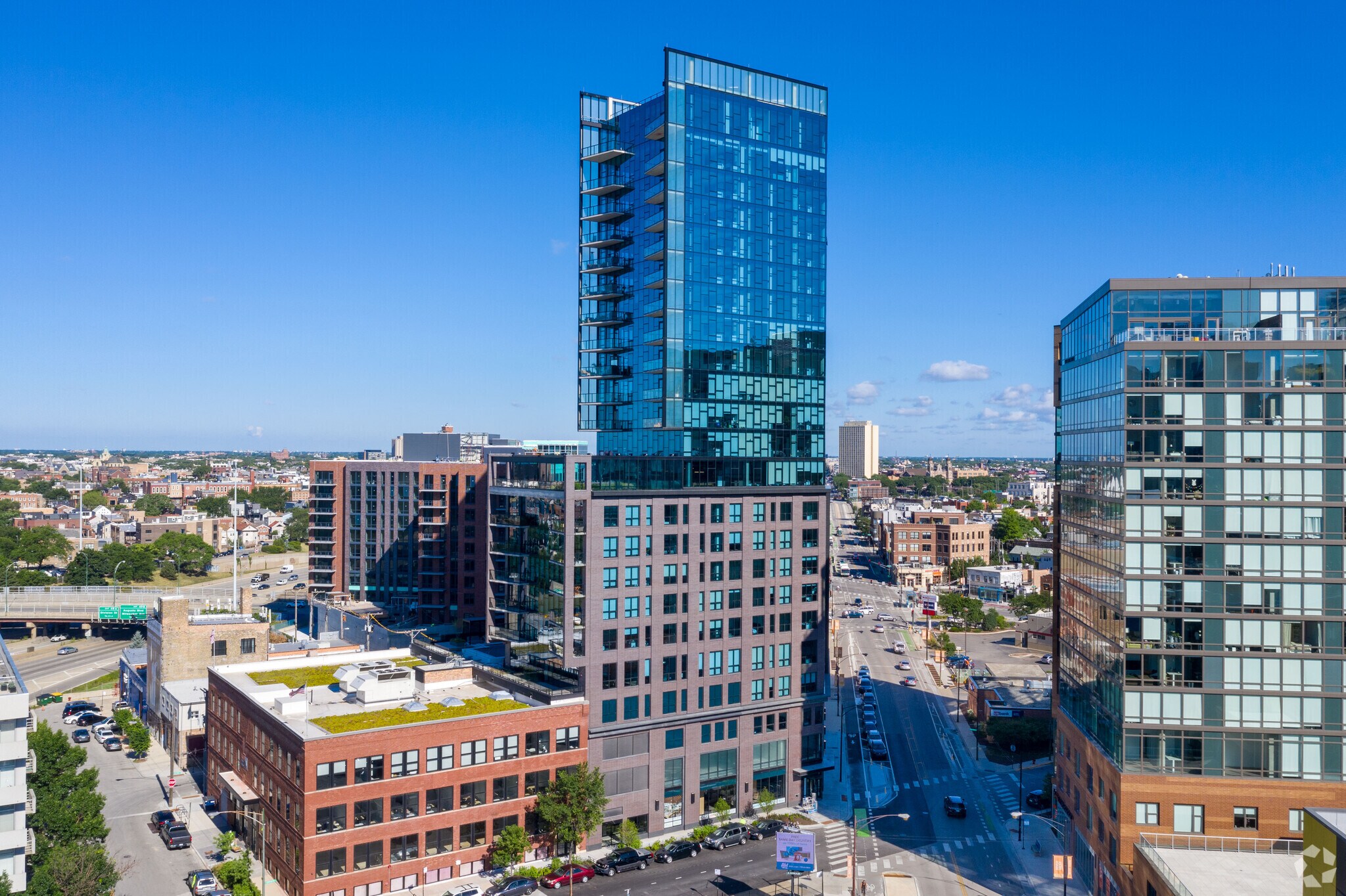 730 N Milwaukee Ave, Chicago, IL à louer Photo principale– Image 1 sur 73
