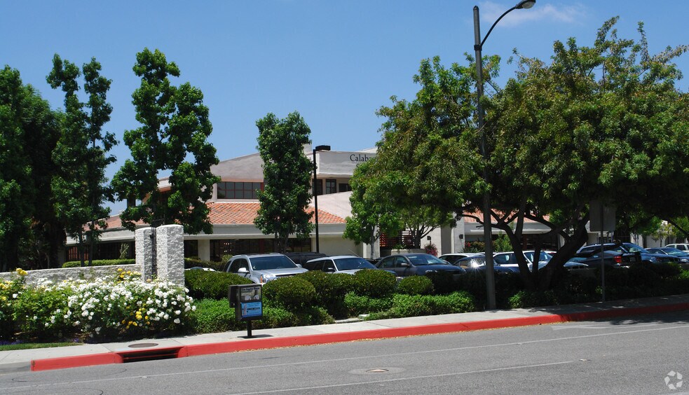 23621 Park Sorrento, Calabasas, CA à louer - Photo de l’immeuble – Image 2 sur 8