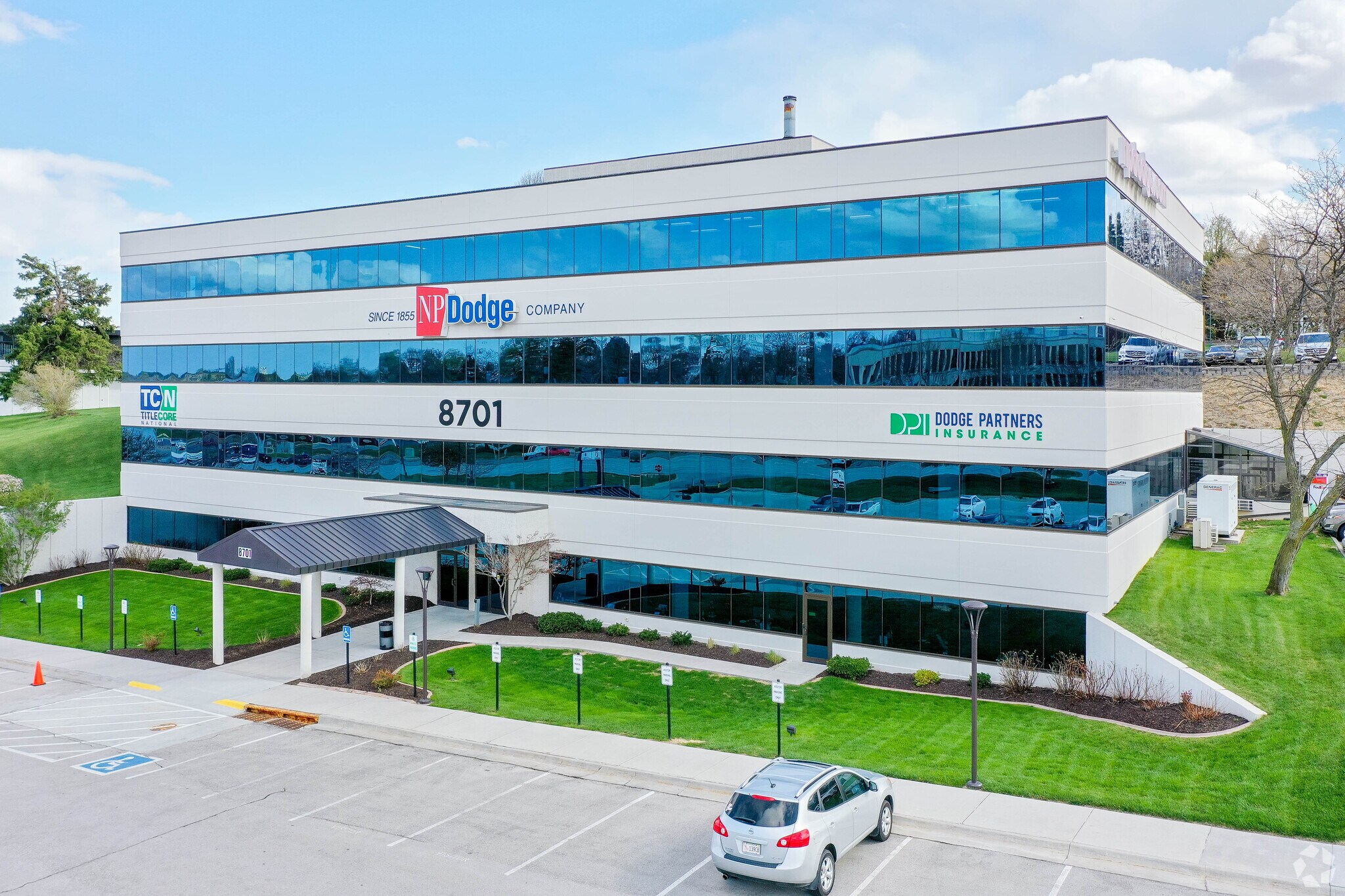 8701 W Dodge Rd, Omaha, NE à louer Photo principale– Image 1 sur 8