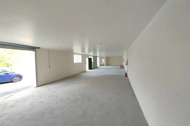 Plus de détails pour Local d'activités à louer