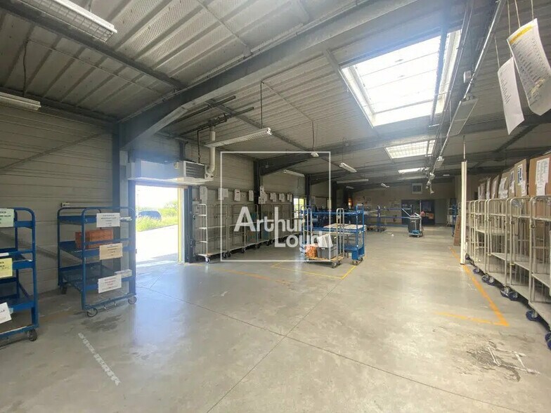 Local d'activités dans à vendre - Photo de l’immeuble – Image 3 sur 4