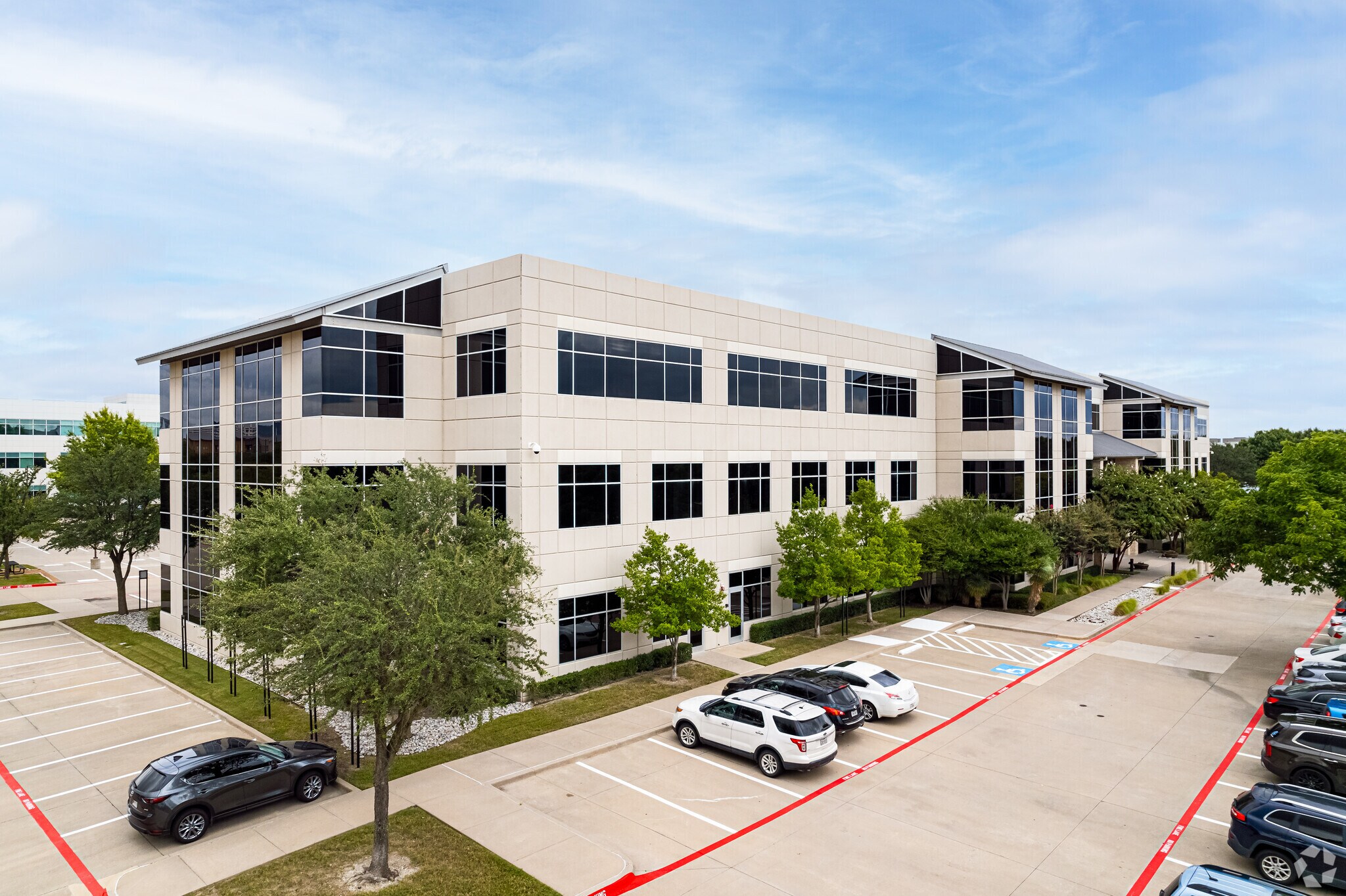 5601 Democracy Dr, Plano, TX à louer Photo de l’immeuble– Image 1 sur 19