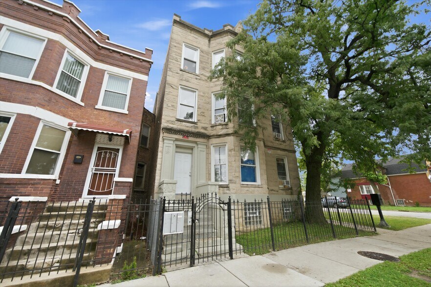 201 N Laramie Ave, Chicago, IL à vendre - Photo de l’immeuble – Image 2 sur 9