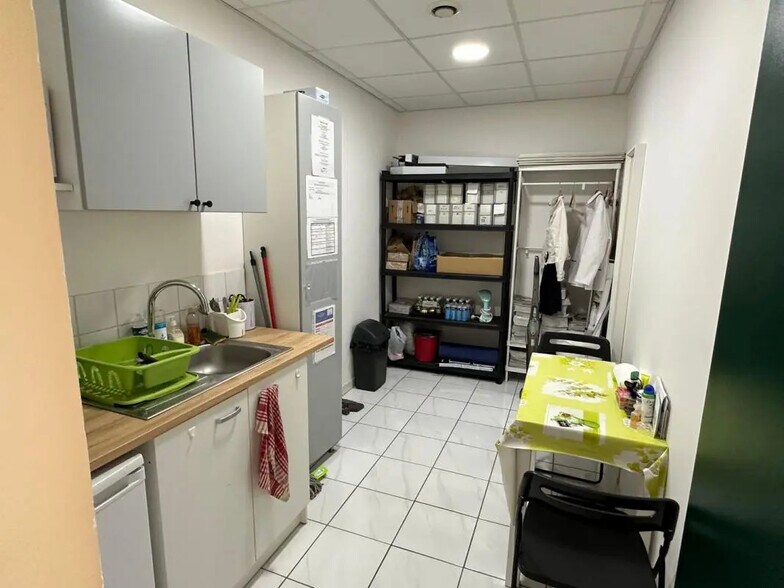 Local commercial dans Puget-sur-Argens à louer - Photo de l’immeuble – Image 3 sur 6