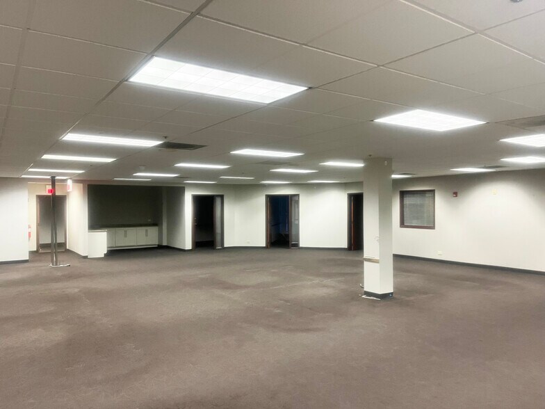 700 Hilltop Dr, Itasca, IL à louer - Photo de l’immeuble – Image 2 sur 6