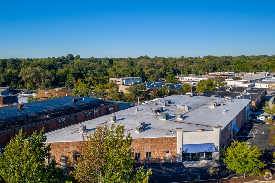 1300 Strassner Dr, Brentwood, MO à louer - Photo de l’immeuble – Image 1 sur 4