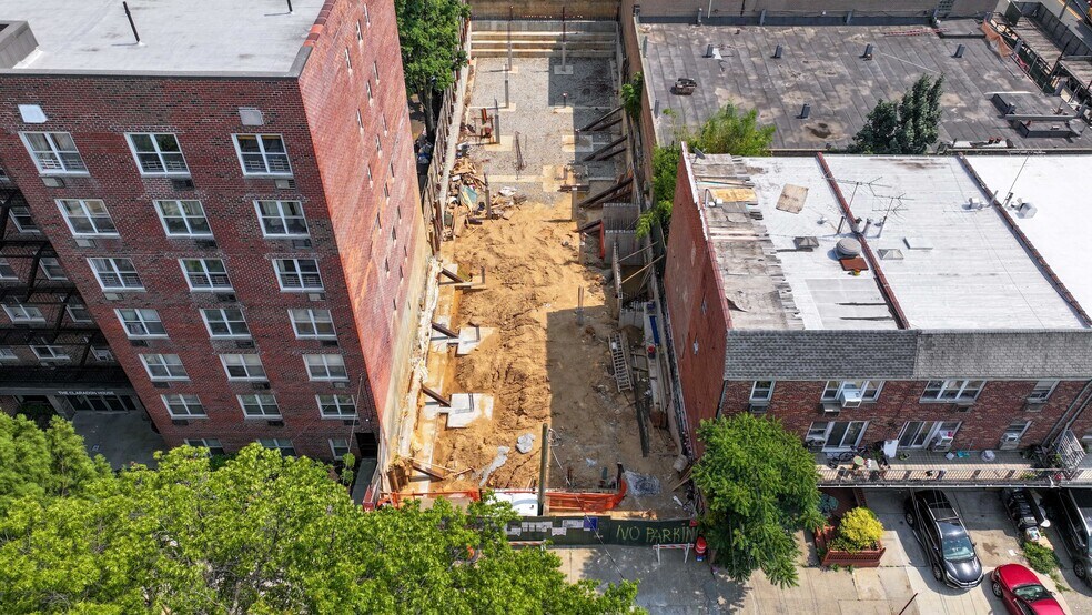 14414 38th Ave, Flushing, NY à vendre - Photo principale – Image 1 sur 4