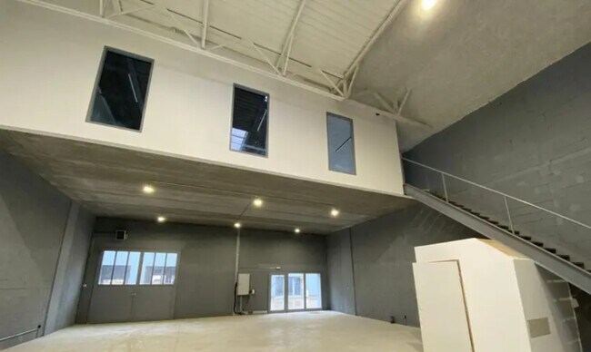 Plus de détails pour Local d'activités à louer