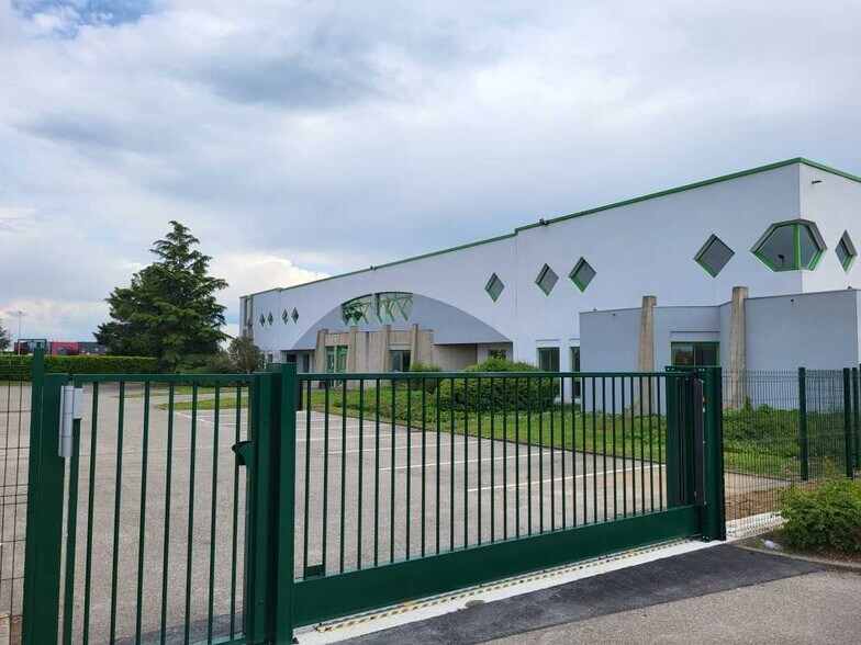Local d’activités dans Genas à louer - Photo de l’immeuble – Image 2 sur 11