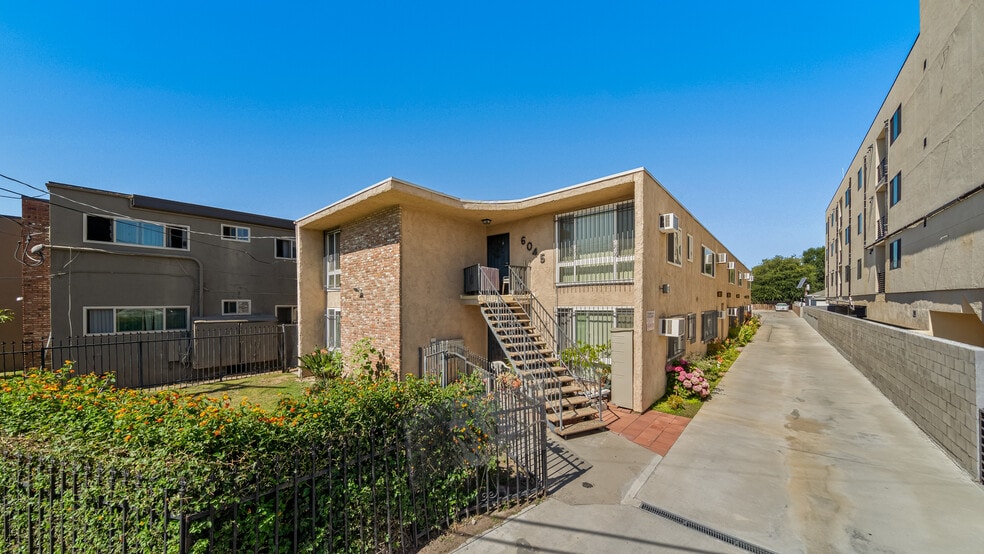 6045 Hazelhurst Pl, North Hollywood, CA à vendre - Photo de l’immeuble – Image 3 sur 20