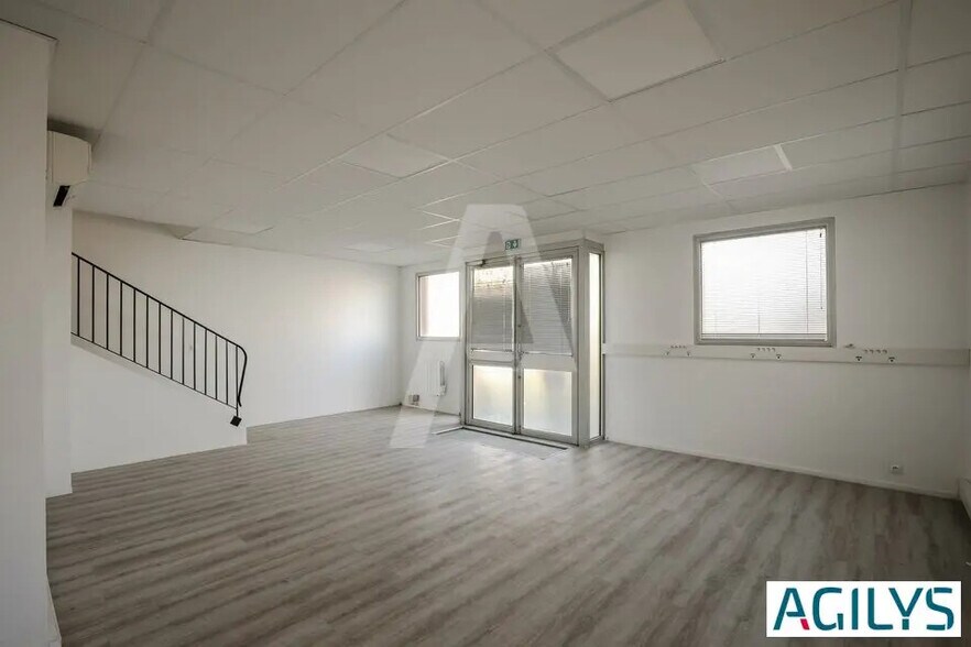 Local d’activités dans Chilly-Mazarin à louer - Photo de l’immeuble – Image 3 sur 7