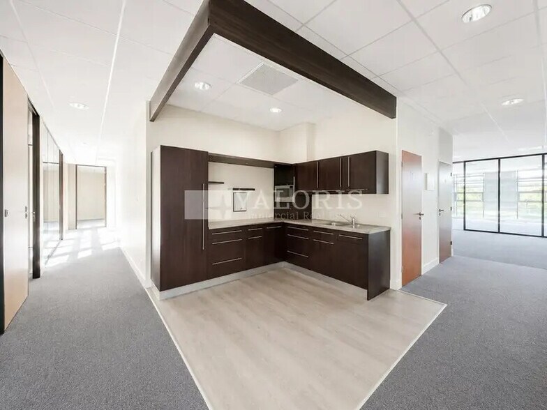 117 Allée Des Parcs, Saint-Priest à louer - Photo de l’immeuble – Image 3 sur 15