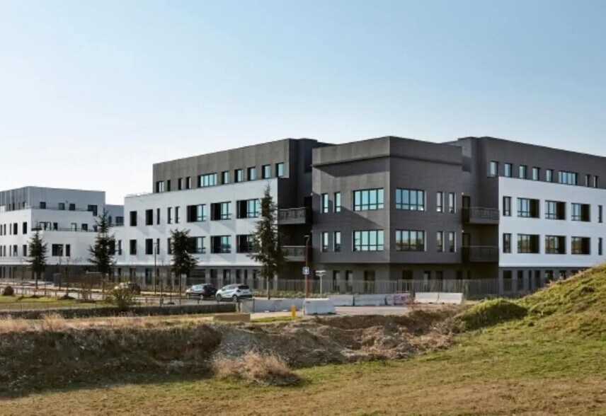 8 Rue Joseph Nicephore Niepce, Genas à louer - Photo de l’immeuble – Image 2 sur 8