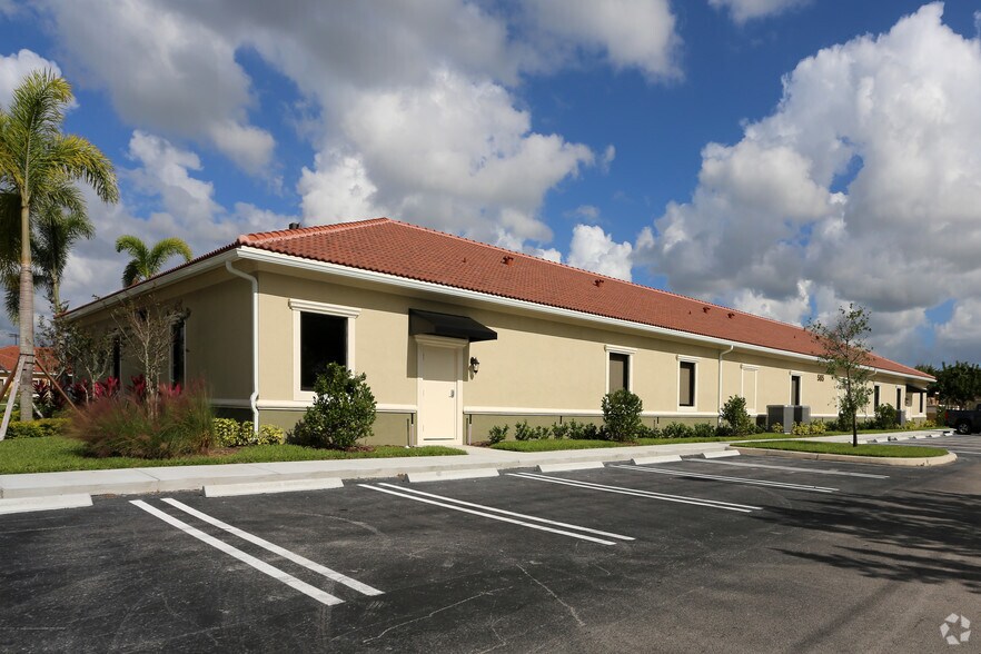 585 NW Lake Whitney, Port Saint Lucie, FL à vendre - Photo de l’immeuble – Image 3 sur 10