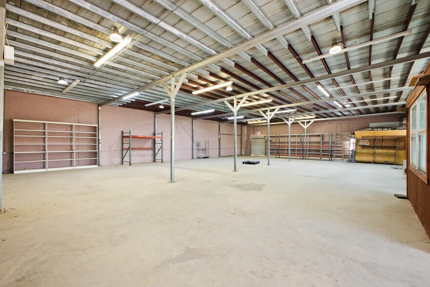 5075 Highway 21, San Marcos, TX à vendre - Photo intérieure – Image 2 sur 24