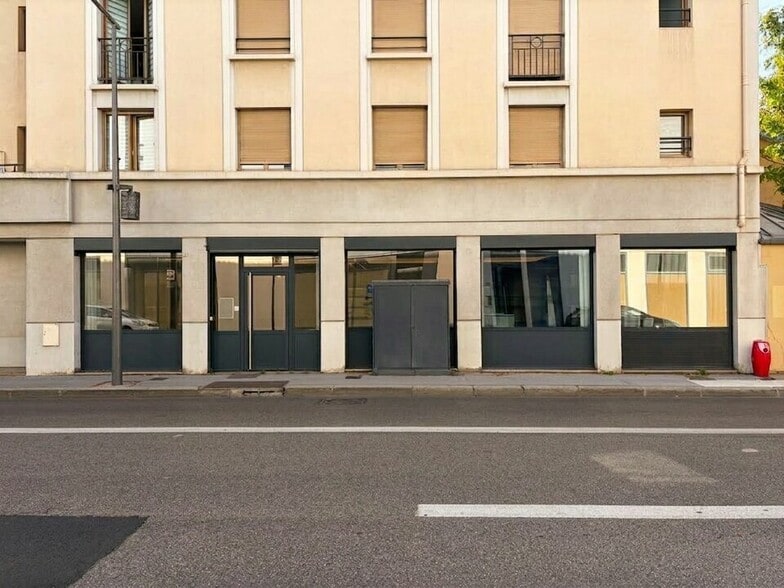 113 Avenue Charles De Gaulle, Tassin-la-Demi-Lune à louer - Photo de l’immeuble – Image 1 sur 12