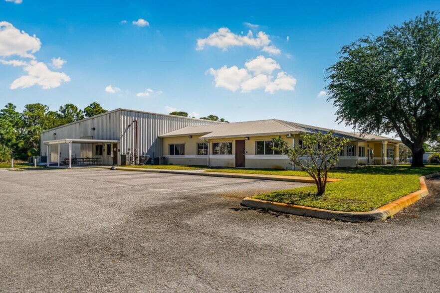 1601 NE Success Dr, Jensen Beach, FL à vendre - Photo de l’immeuble – Image 3 sur 18