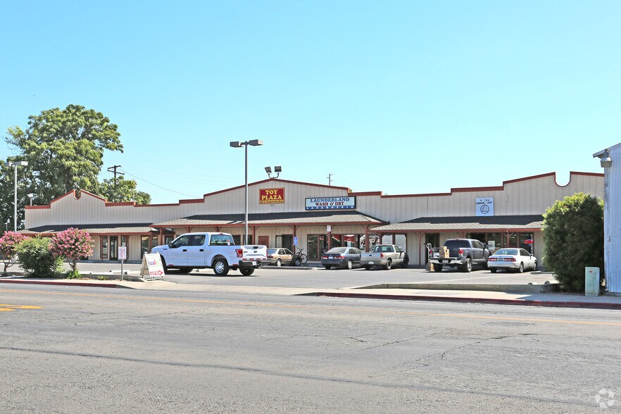 160 S Farmersville Blvd, Farmersville, CA à louer - Photo principale – Image 1 sur 5