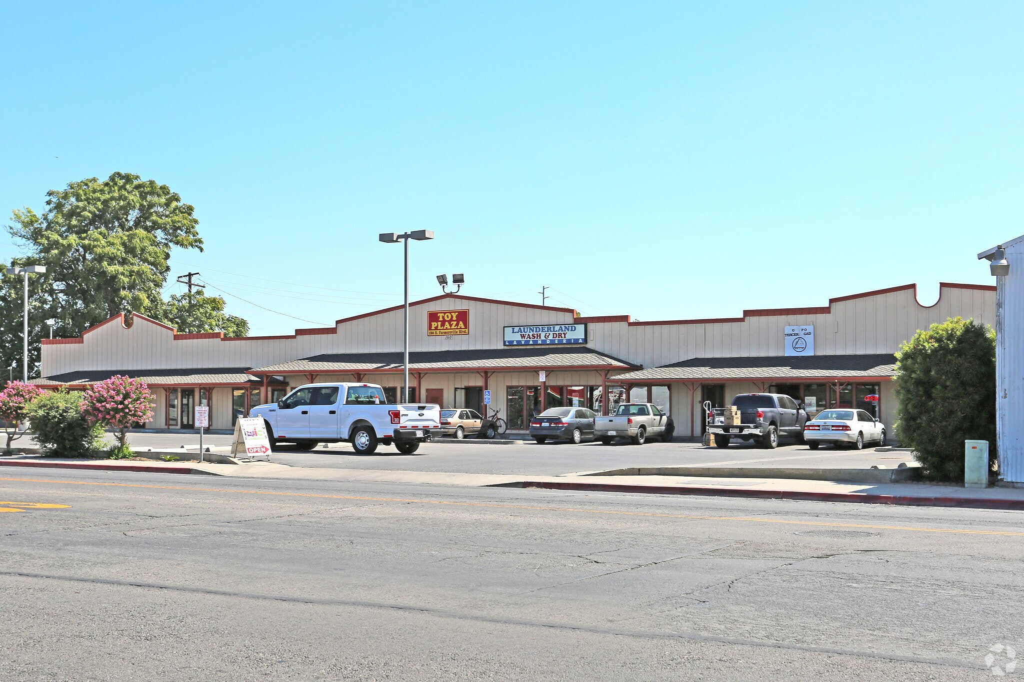 160 S Farmersville Blvd, Farmersville, CA à louer Photo principale– Image 1 sur 6