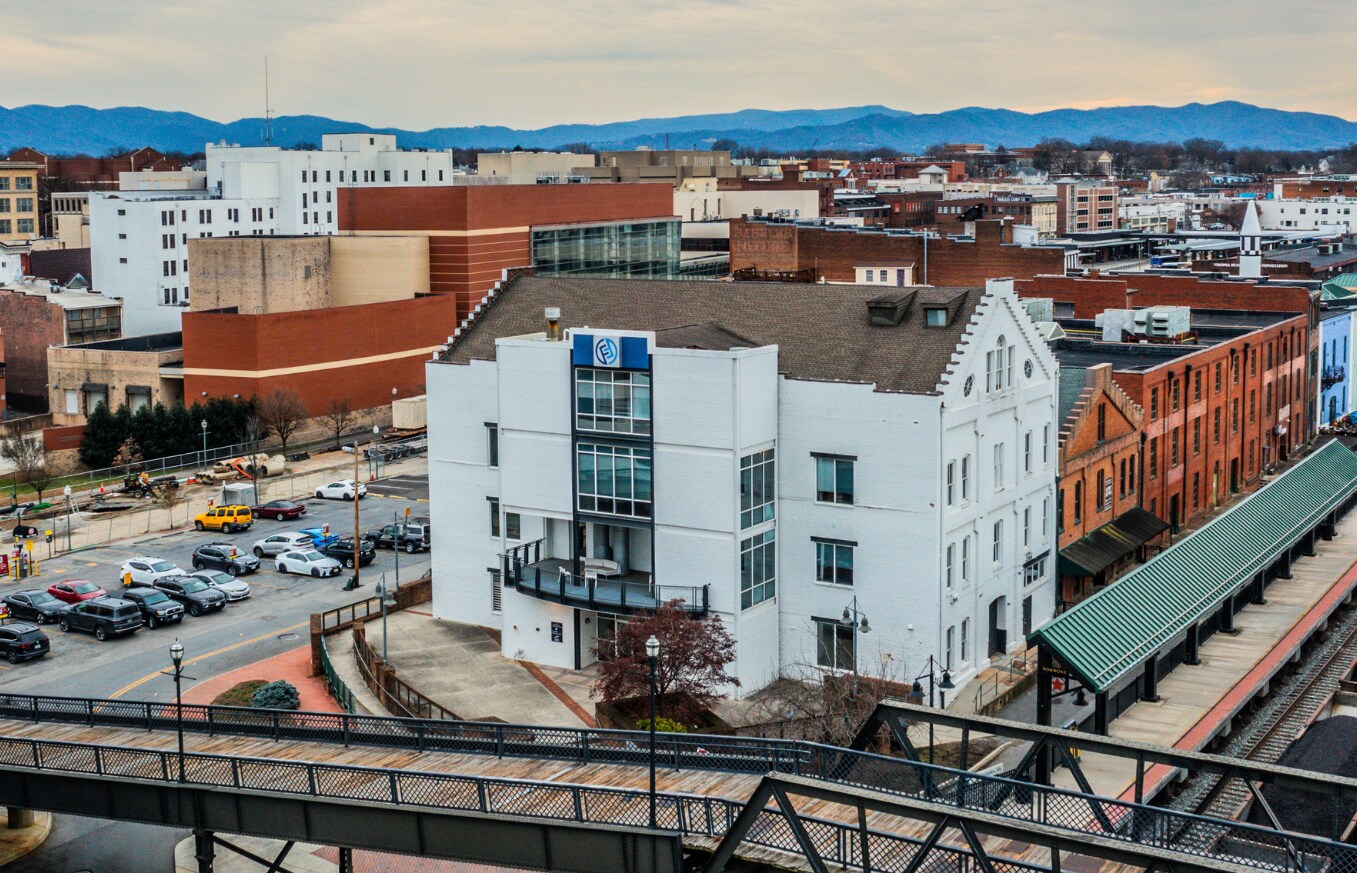 109 Norfolk Ave SW, Roanoke, VA à louer Photo principale– Image 1 sur 5