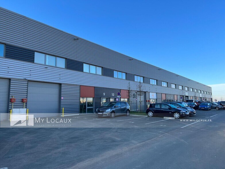 Local d’activités dans Le Thillay à louer - Photo de l’immeuble – Image 1 sur 6