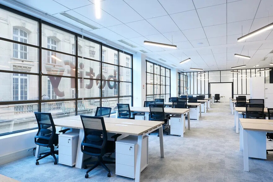 12 Rue D'Amsterdam, Paris à louer - Photo de l’immeuble – Image 1 sur 3