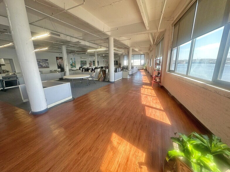 59 E 1st St, Bayonne, NJ à louer - Photo de l’immeuble – Image 2 sur 4