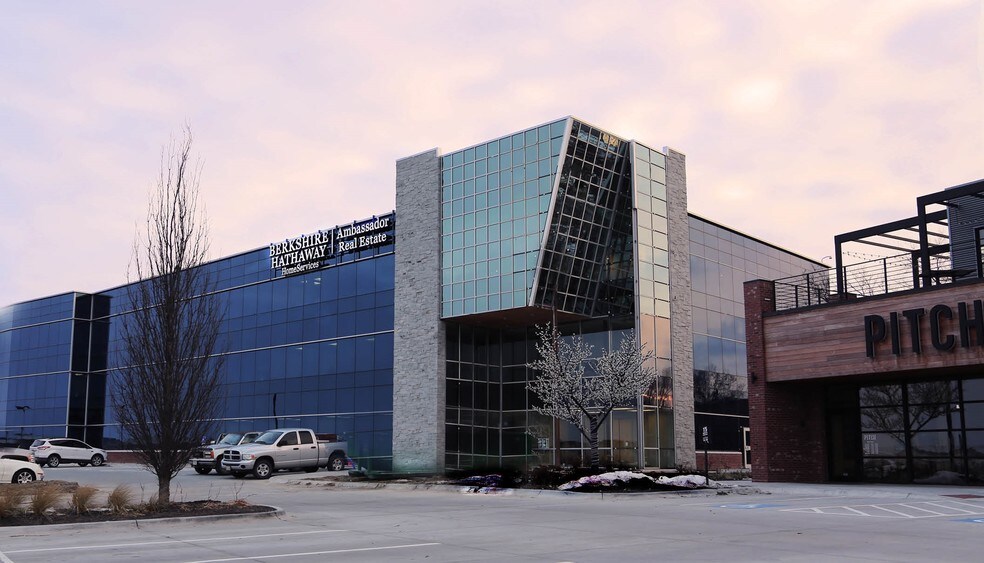 331 Village Pointe Plz, Omaha, NE à louer - Photo de l’immeuble – Image 1 sur 12