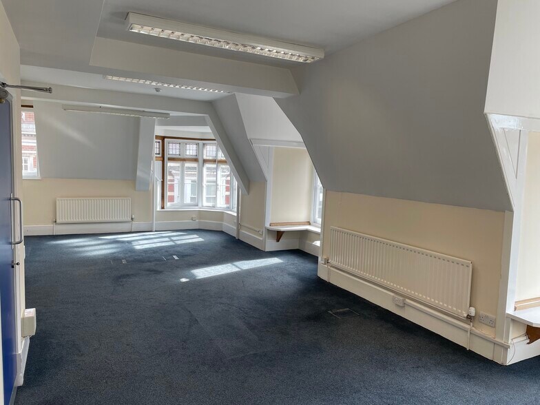 30-32 St Thomas St, Winchester à louer - Photo de l’immeuble – Image 3 sur 5