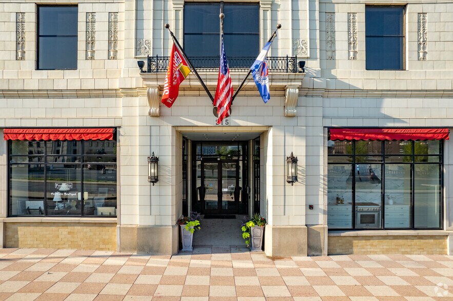 215 W Pershing Rd, Kansas City, MO à louer - Photo de l’immeuble – Image 3 sur 8