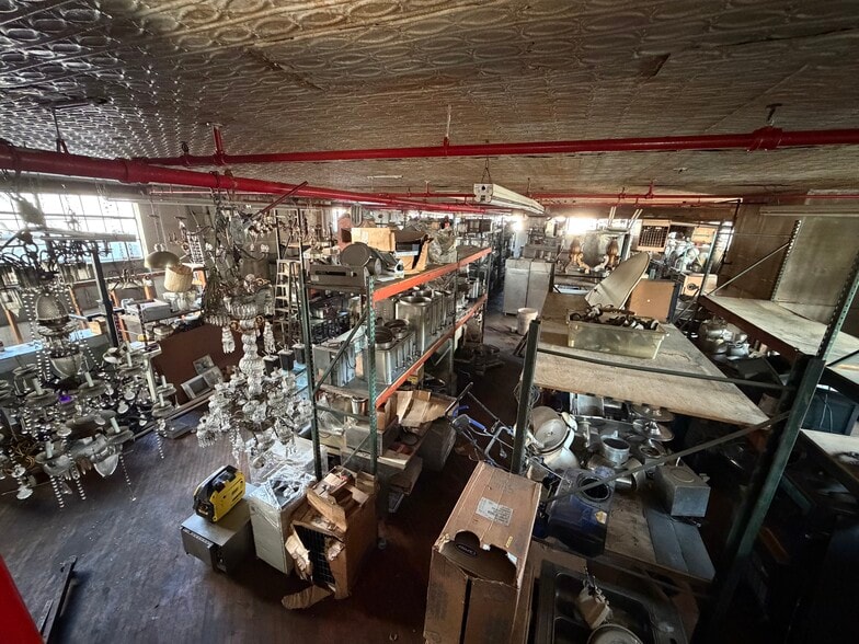 54-19 Flushing Ave, Maspeth, NY à vendre - Photo intérieure – Image 2 sur 8