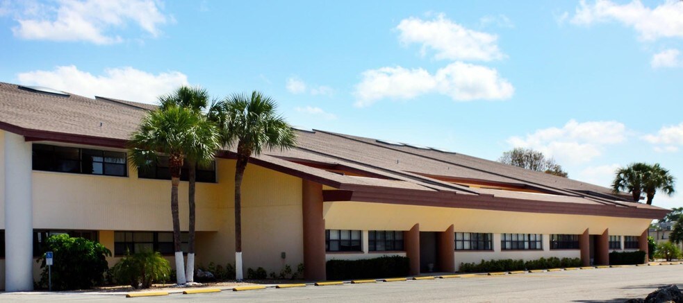 12811 Kenwood Ln, Fort Myers, FL à louer - Photo de l’immeuble – Image 3 sur 15
