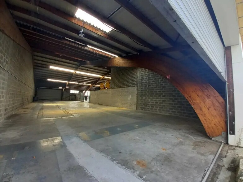 Local d’activités dans Hérouville-Saint-Clair à louer - Photo de l’immeuble – Image 1 sur 4