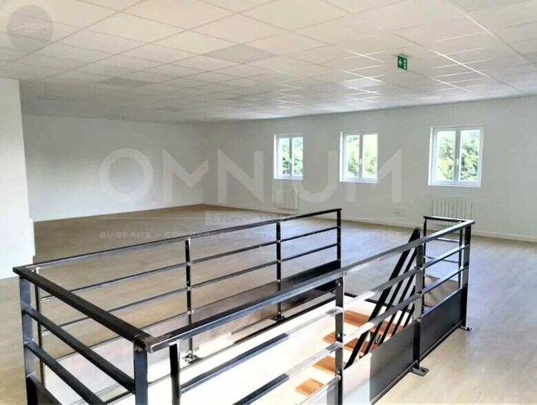 Bureau dans Villefontaine à louer - Photo de l’immeuble – Image 2 sur 5